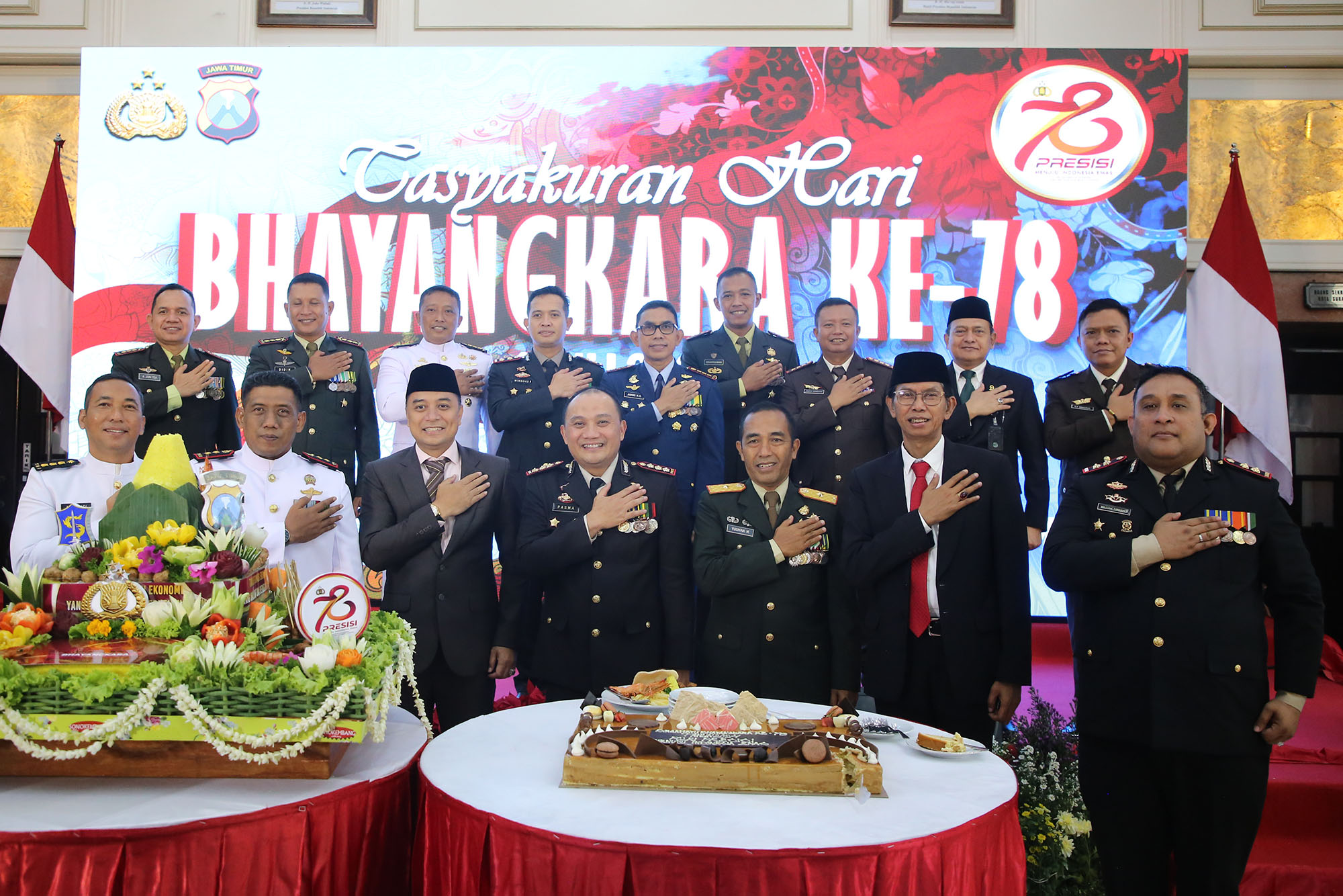 Upacara peringatan Hari Ulang Tahun (HUT) ke-78 Bhayangkara digelar di Taman Surya, Balai Kota Surabaya, Senin (1/7/2024)