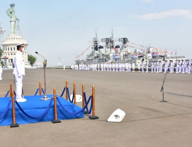 Komando Armada II memperingati Hari Jadi ke-76 TNI Angkatan Laut menggelar upacara militer di Dermaga Madura Koarmada II, Jumat (10/9/2021). (Dispen Koarmada II)