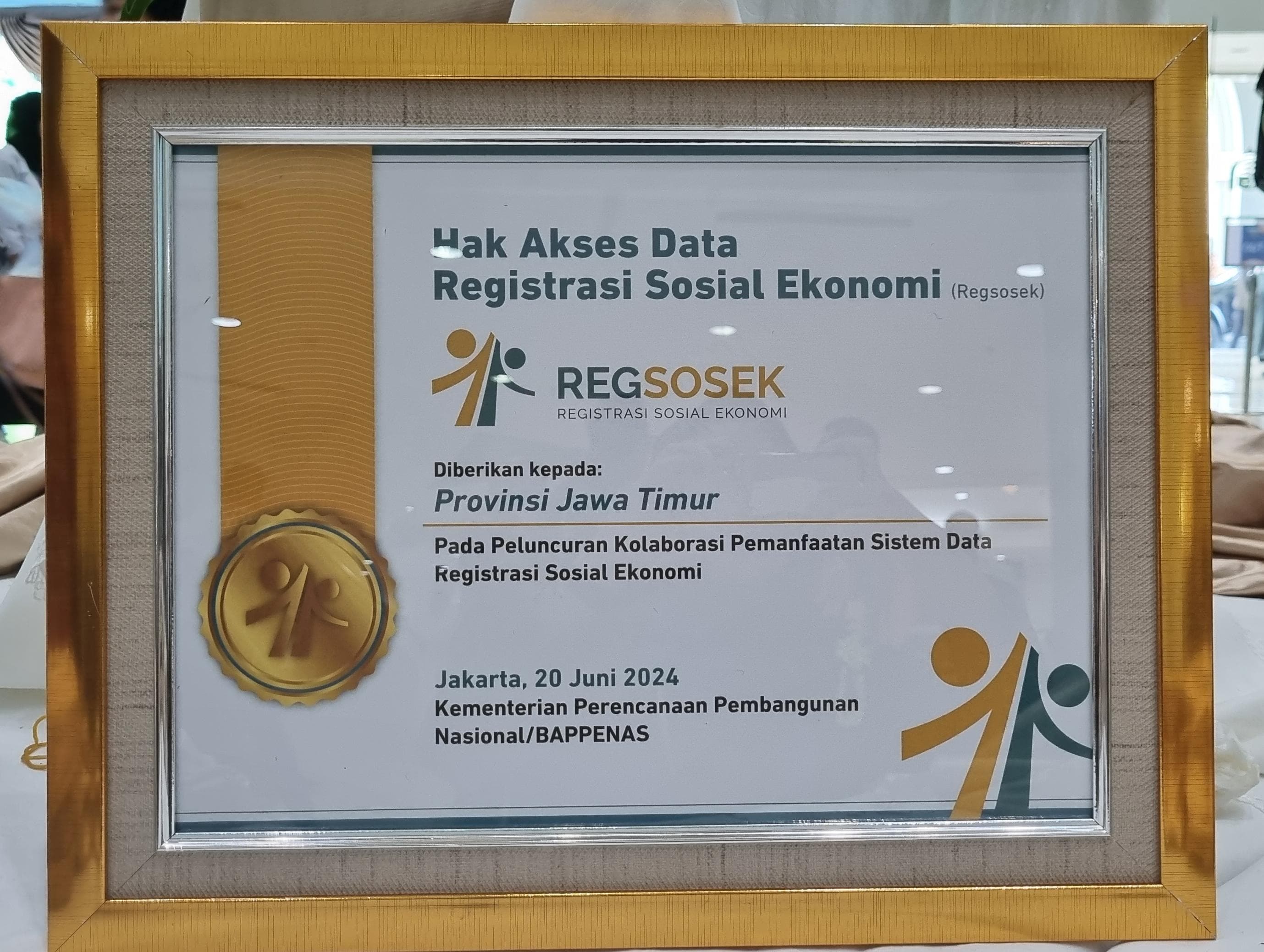 Piagam Hak Akses Data Registrasi Sosial Ekonomi (Regsosek) kepada Provinsi Jawa Timur. Foto: Kominfo Jatim