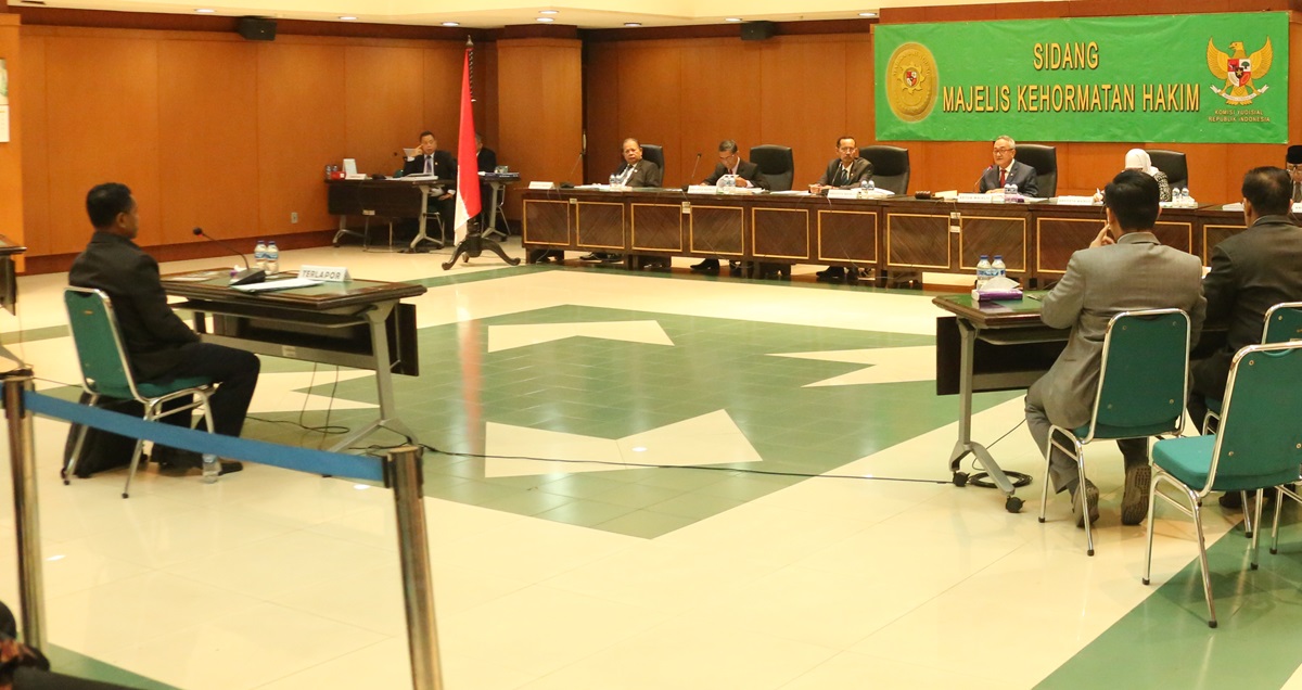 Hakim nonpalu Pengadilan Tinggi Agama (PTA) Makassar berinisial IS dijatuhi sanksi berat berupa pemberhentian tidak dengan hormat dalam sidang Majelis Kehormatan Hakim (MKH), di Gedung Mahkamah Agung (MA) (Foto: Dok KY) 