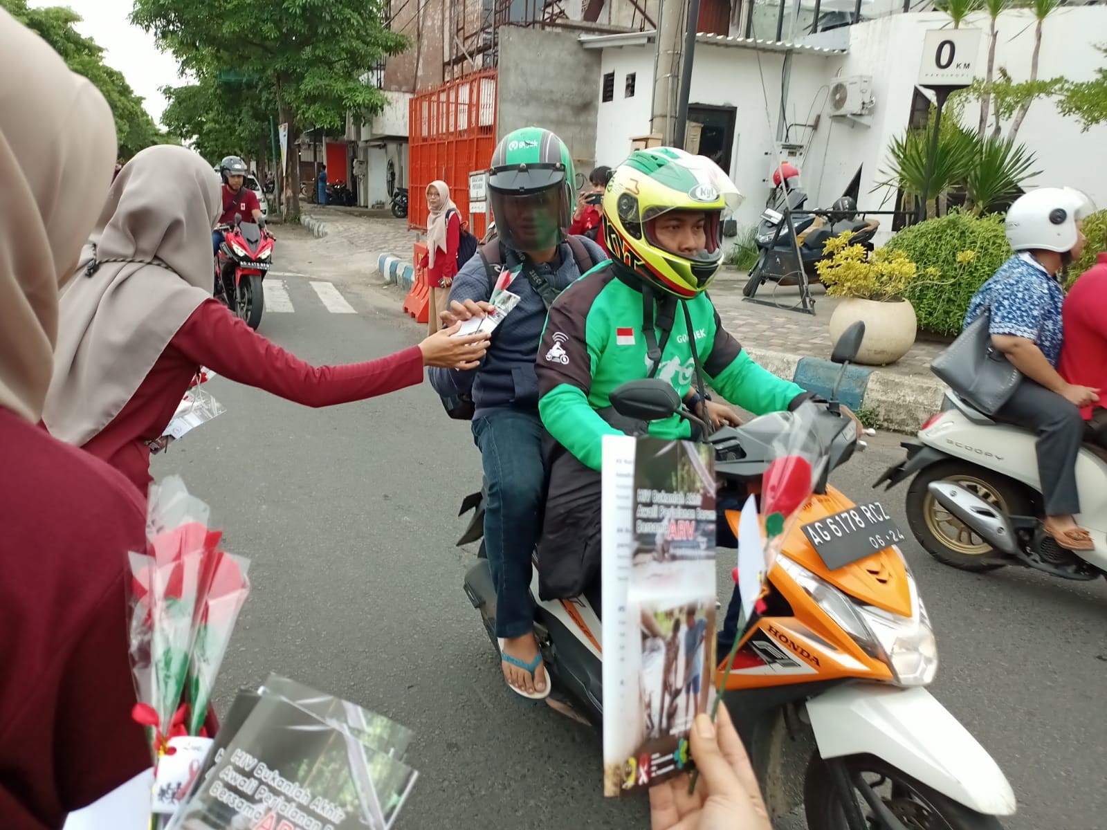 Pegiat HIV/AIDS lakukan aksi simpatik berbagi bunga dan pamflet pencegahan HIV/AIDS