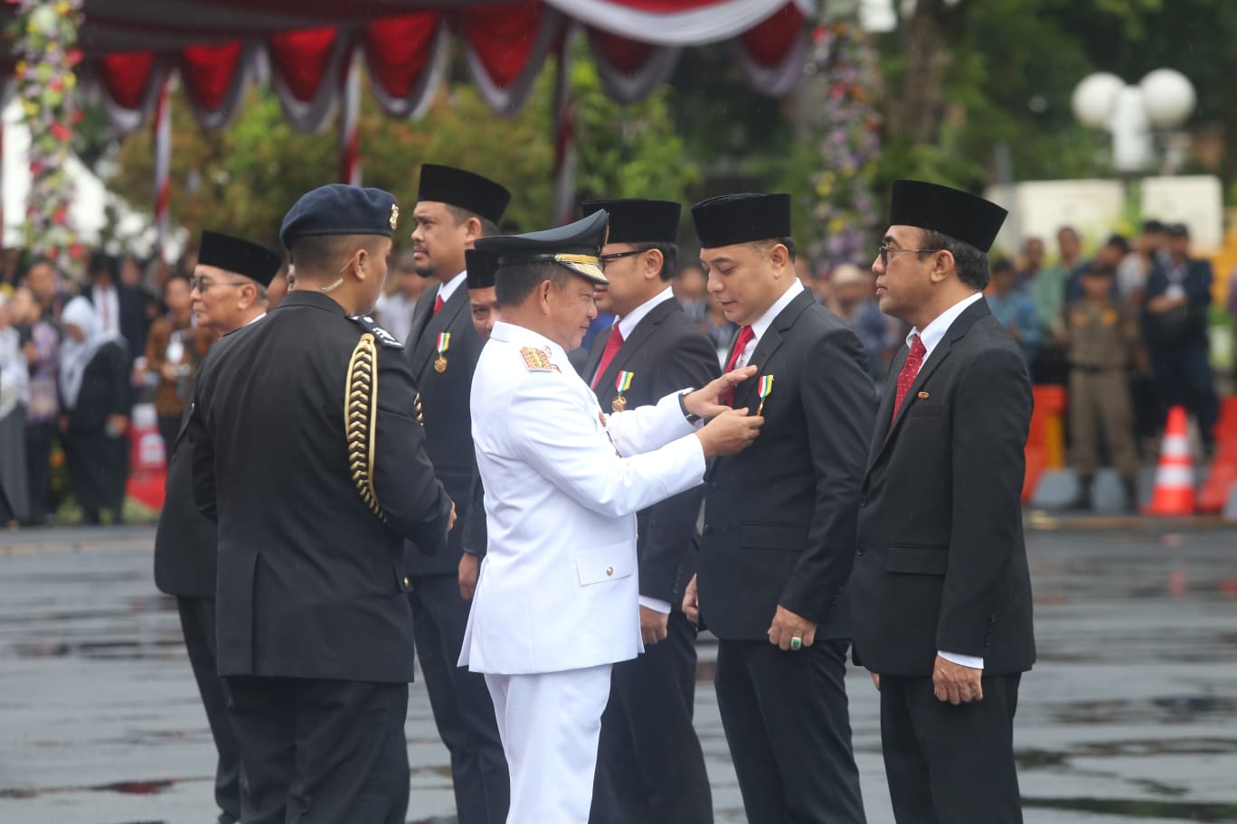 Wali Kota Eri Cahyadi terima penyematan tanda kehormatan Satyalancana Karya Bhakti Praja Nugraha
