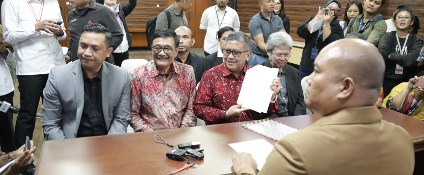 Sekjen PDIP Hasto Kristiyanto didampingi Ketua DPP PDIP Djarot Saiful Hidayat di MK.
