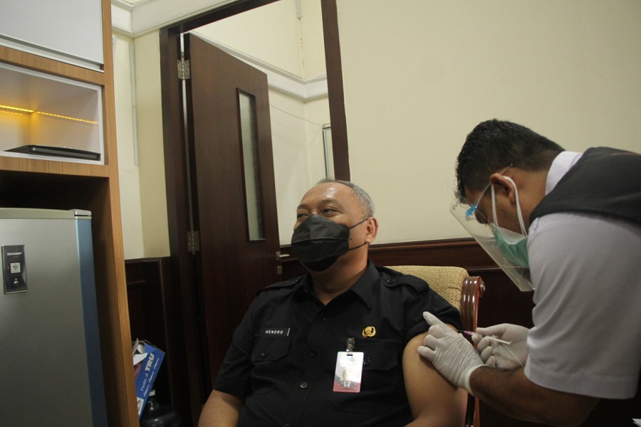 Pelaksana Harian (Plh) Wali Kota Surabaya, Hendro Gunawan saat mengikuti vaksinasi di Balai Kota Surabaya, Selasa (23/2/2021)