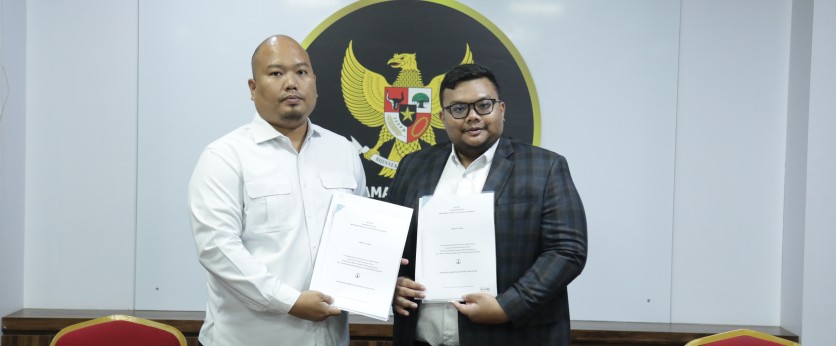 Pengajuan Amicus Curiae yang diterima langsung Kepala Koordinator Bidang Kehumasan Gugus Tugas PHPU 2024 Immanuel Hutasoit di Gedung 2 MK, Jakarta. Rabu (17/4). Humas MK/Teguh. 