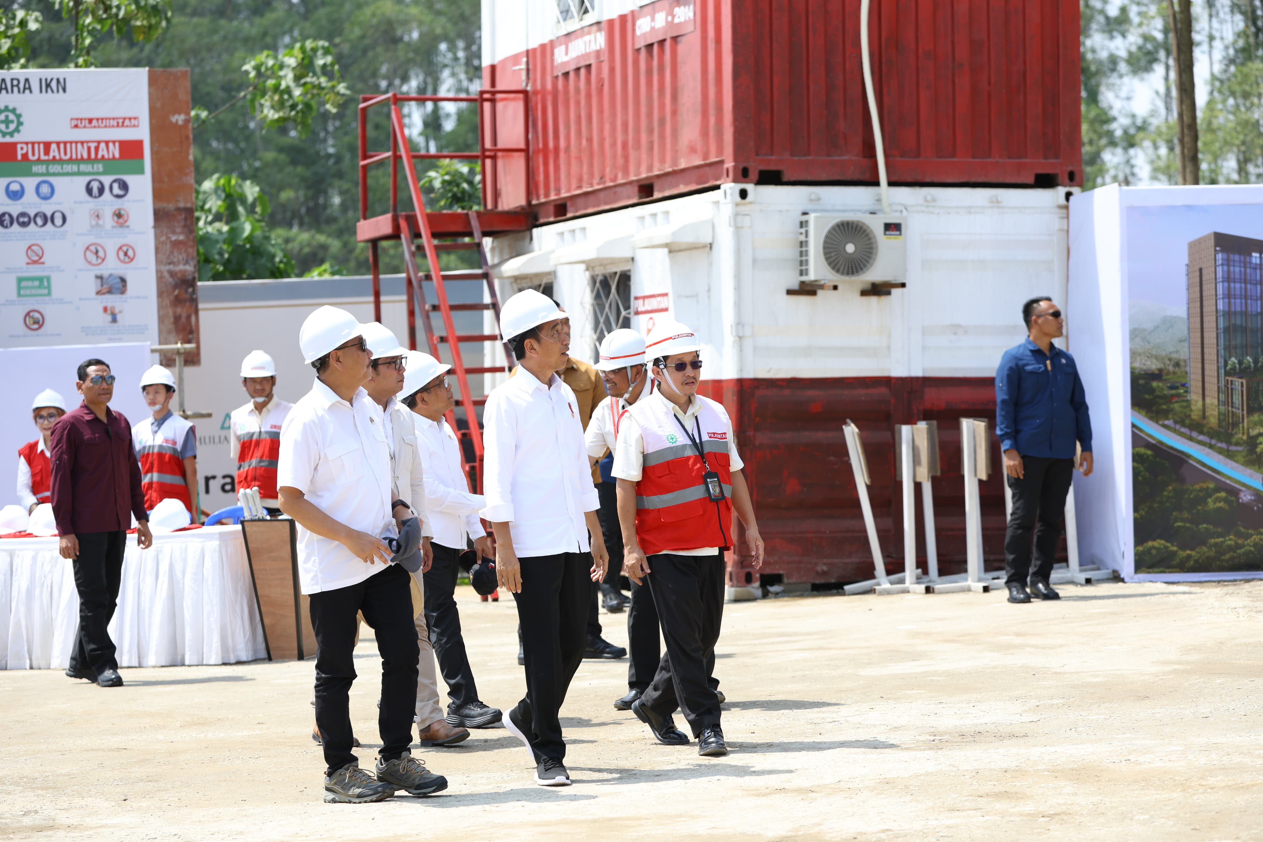 Presiden RI Joko Widodo (Jokowi) meninjau proyek pembangunan Hotel Nusantara di Ibu Kota Nusantara (IKN) pada Rabu (20/12/2023). Setelah melihat langsung, Presiden menyatakan optimis dapat rampung dan digunakan pada Agustus 2024. Foto: Humas Otorita Ibu K