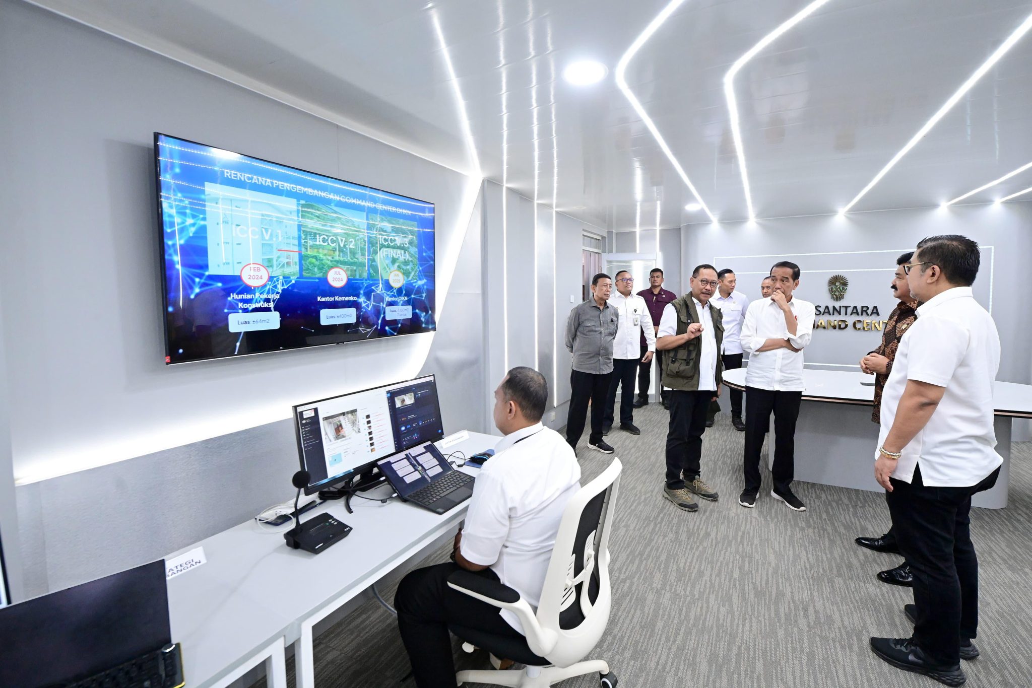 Presiden Joko Widodo meninjau langsung Pusat Komando (Command Center) Ibu Kota Nusantara (IKN) yang terletak di Hunian Pekerja Konstruksi IKN, Provinsi Kalimantan Timur pada Jumat, 1 Maret 2024. Foto: BPMI Setpres/Muchlis Jr