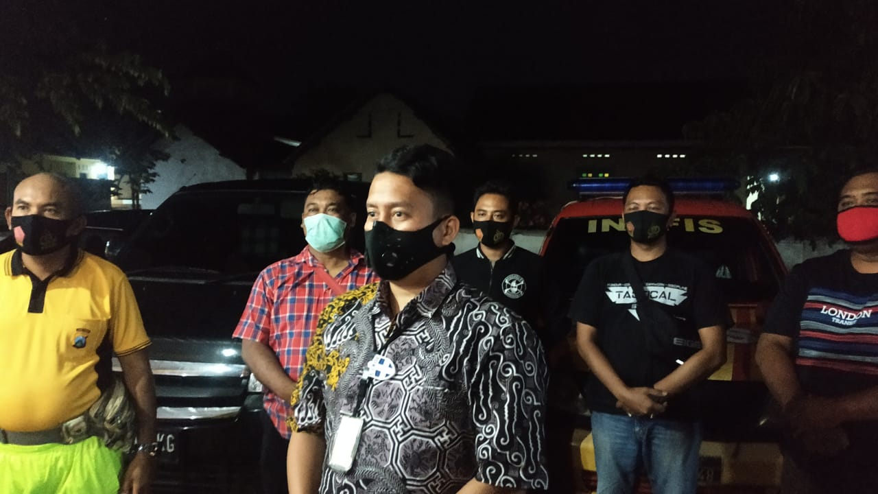 Kasat Reskrim Polres Blitar AKP.Deny Kristiyan beri keterangan pada wartawan pada Jumat (2/10) malam.