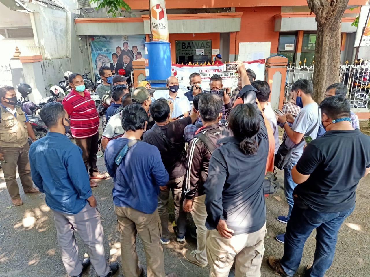 Pengurus LIPPS memberikan keterangan didepan awak media saat berada di Kantor Bawaslu Kabupaten Sidoarjo 