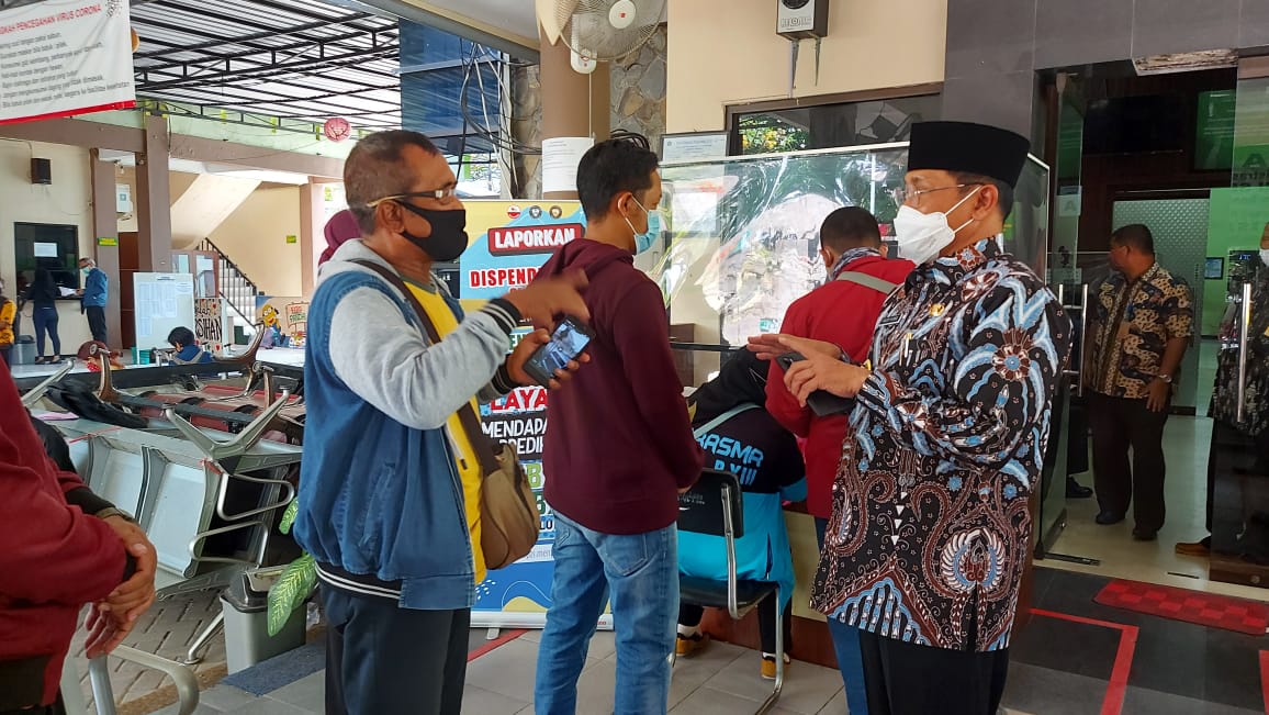 Pj Bupati Sidoarjo Hudiyono Inspeksi Mendadak di kantor Dispendukcapil Sidoarjo 