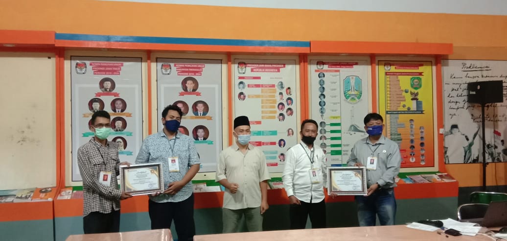 KIPP dan DKC Forsis Trenggalek menerima sertifikat resmi sebagai pemantau Pilkada 2020 
