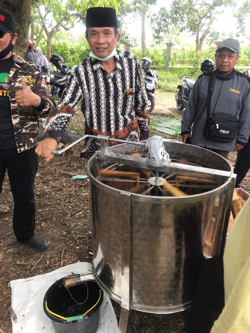 Wakil Bupati Bojonegoro Irawanto saat meninjau proses pengambilan madu asli di Desa Lemcadika, Kalianyar, Bojonegoro 