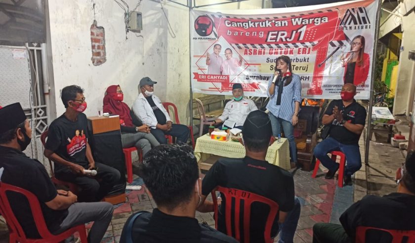 Eri Cahyadi menyapa warga di kampung Kedinding Tengah Baru, Kenjeran, Surabaya. (Foto IST)