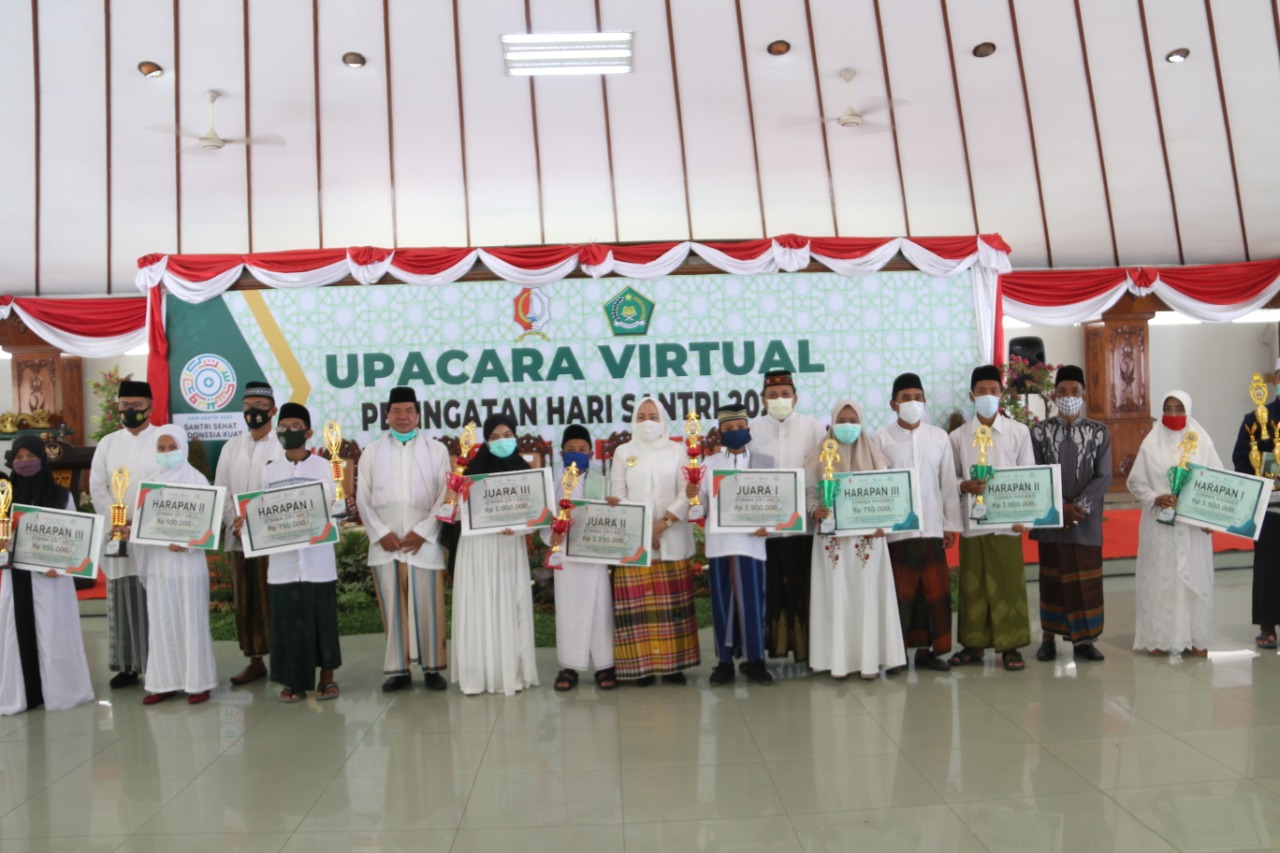 Pemberian piagam penghargaan kepada pemenang lomba peringatan HSN oleh Bupati Bojonegoro di Pendopo Pemerintah Kabupaten 