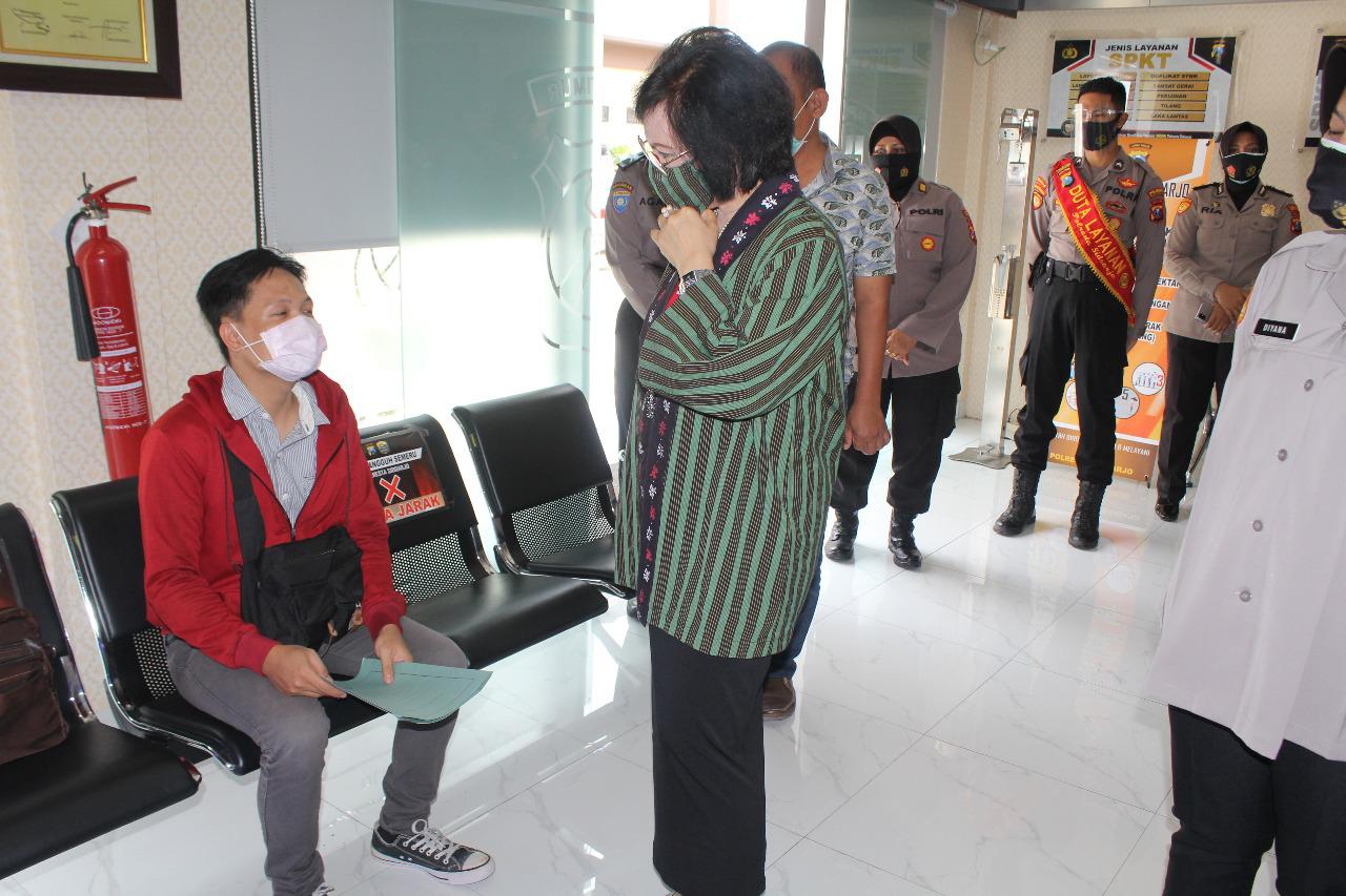 Ketua rombongan Tim Srena Polri Kombes Pol Meilina D. Irianti saat berbincang dengan warga soal pelayanan publik Polresta Sidoarjo