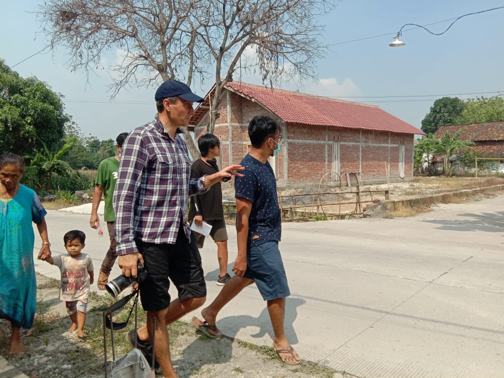 Salah satu pemain film autobiography melakukan cek lokasi syuting