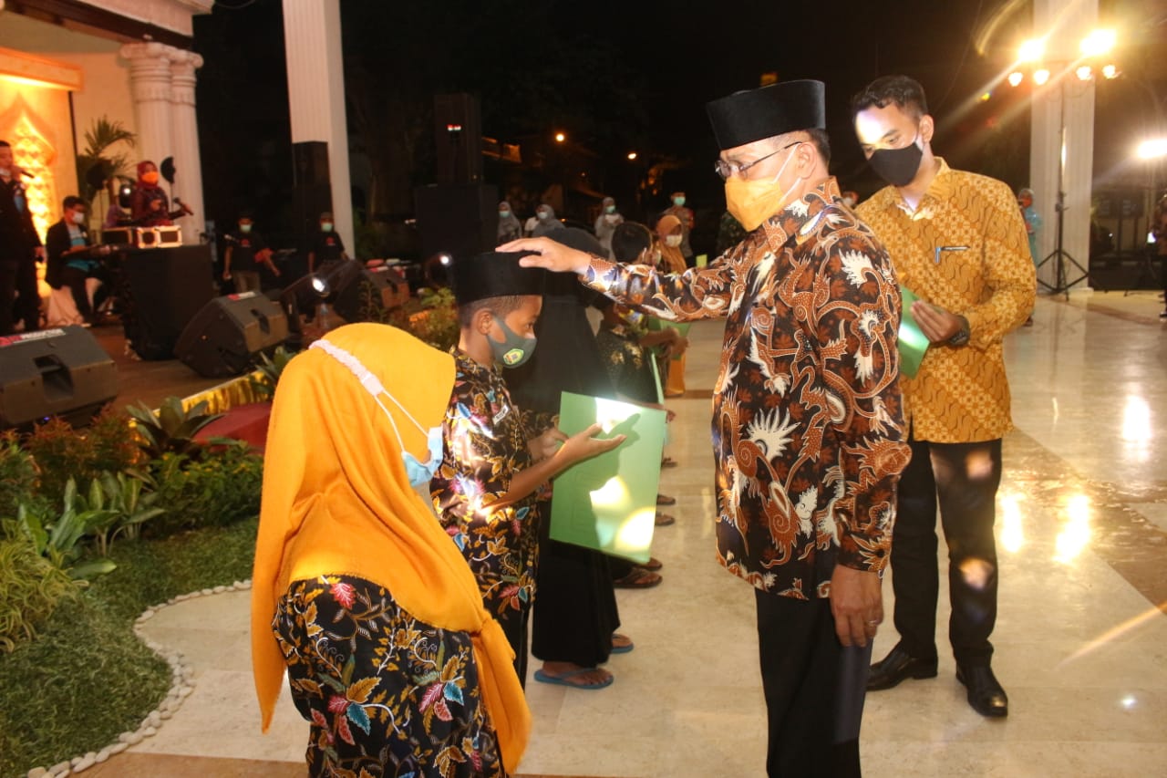 Pj Bupati Sidoarjo memberikan penghargaan kepada peserta MTQ ke 29