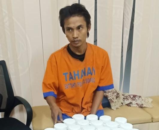 Tersangka Risal Yuhardiman (32) warga Wage Sidoarjo beserta barang bukti yang berhasil disita petugas