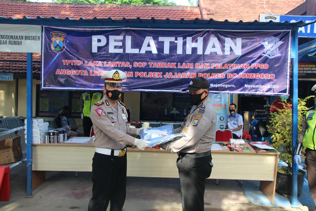 Polres Bojonegoro menggelar pelatihan PPGD di kantor Satlantas jalan Imam Bonjol – Bojonegoro, Kamis(12/11/2020).