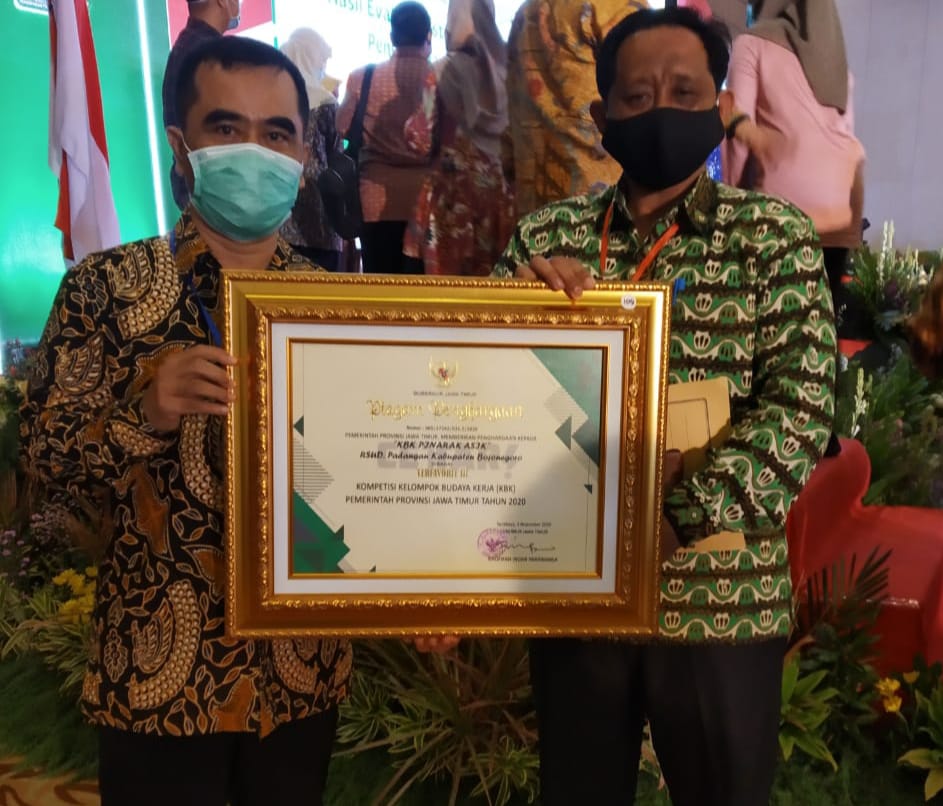 Penghargaan yang diterima Kelompok Budaya Kerja (KBK) 'Pinarak Asik' RSUD Padangan Kabupaten Bojonegoro yang dipimpin oleh dr Rury Yuni Astuti 