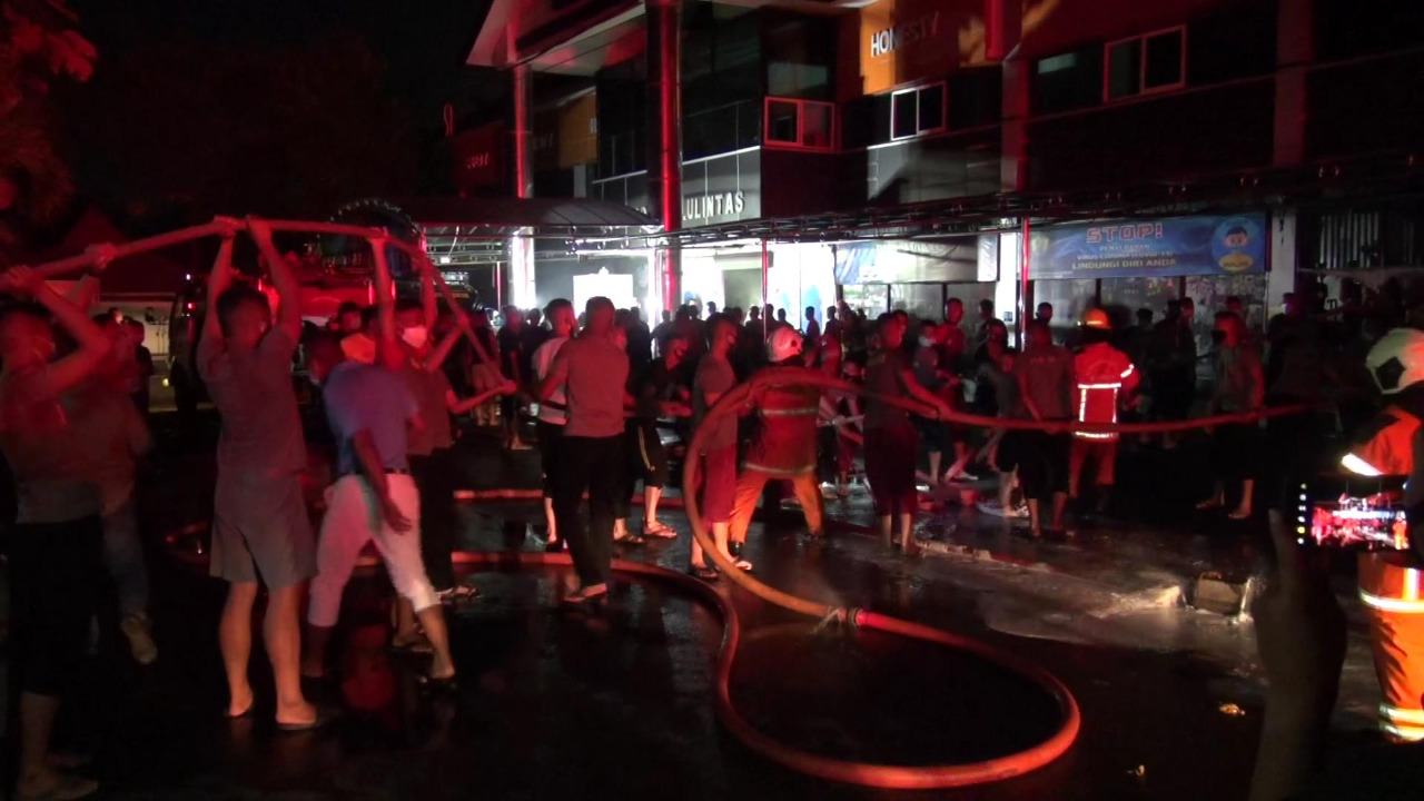Gedung RTMC Polda Jatim, Minggu (15/11/20) pukul 18.00 terbakar ( foto : Julian Ramadhan)