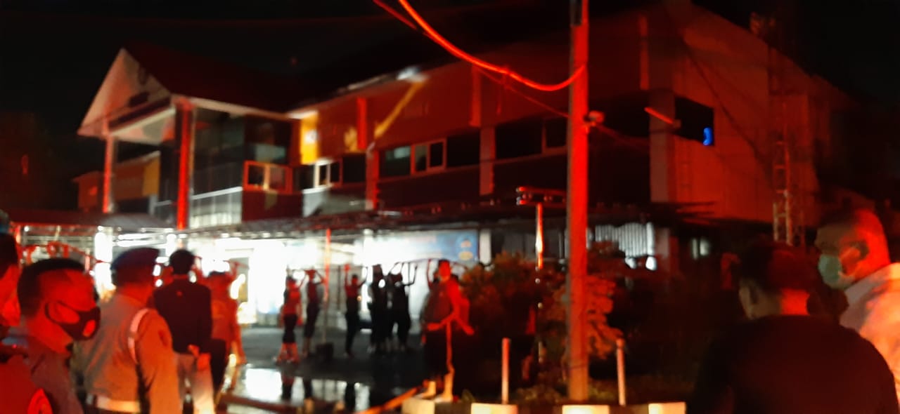 Gedung RTMC Polda Jawa Timur, Minggu (15/11/20) malam terbakar. ( foto : Julian Ramadhan) 