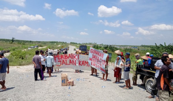 Puluhan warga Dusun Jambaran, Kecamatan Purwosari, Bojonegoro unjuk rasa di depan Pertamina EP Cepu (PEPC), Senin ( 16/11/20 ). ( foto: San/bud) 