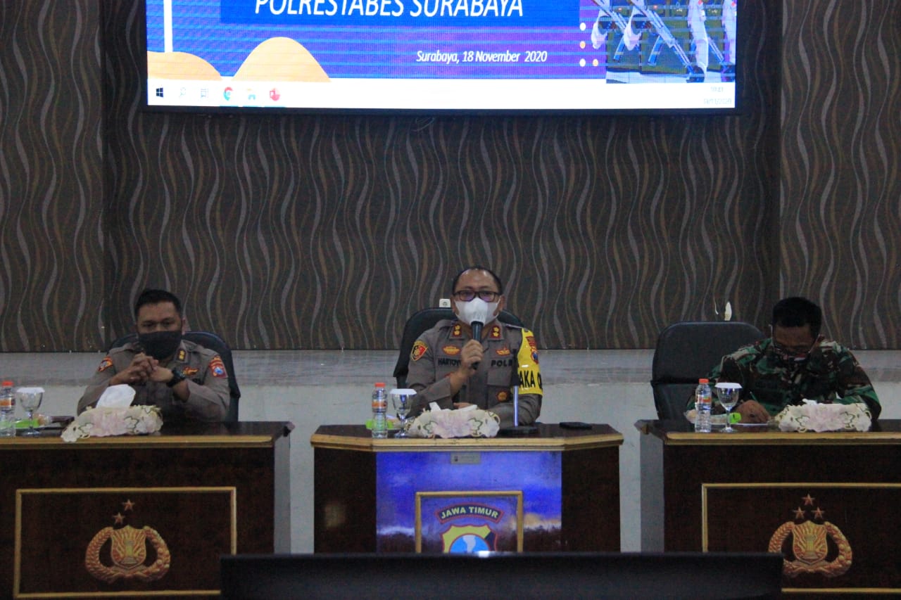 Wakapolrestabes Surabaya AKBP Hartoyo bersama intansi terkait melakukan rapat koordinasi di gedung bharadaksa polrestabes surabaya, Jalan Taman Sikatan, Surabaya. (foto: lm) 