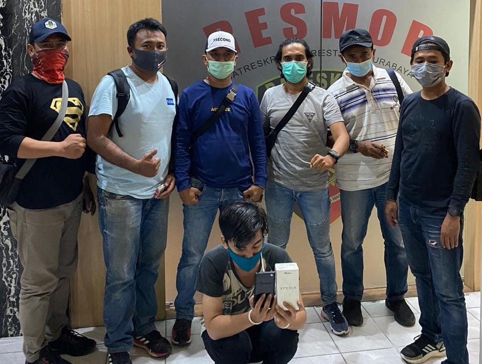 Pelaku bernama M Alfi Syaril (19) Warga Keputran, Surabaya saat diringkus petugas. (foto: jimmy) 