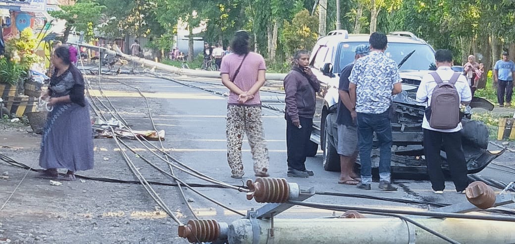 Lokasi lima tiang listrik beton roboh di Desa Jatiroto Kecamatan Jatiroto Lumajang. ( foto: bas ) 