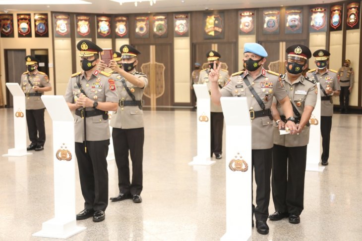 Kapolri Jenderal Polisi Idham Azis melantik 14 pejabat baru Polri di Mabes Polri, Jumat (20/11)