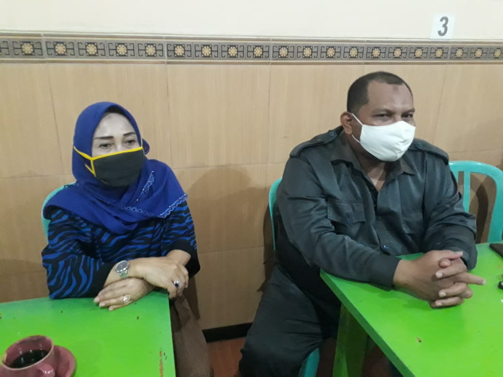 Korban Sri Andini (52) warga Dusun Kalongan RT 009 RW 005, Desa Jatimulyo, Kecamatan Tambakrejo, Bojonegoro, bersama Farid Kuasa Hukum saat berada di ruang sidang