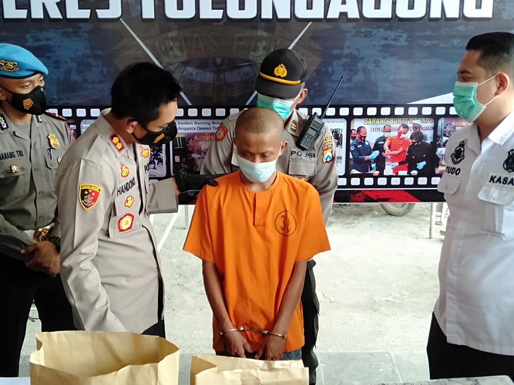 Tersangka BS (28), warga Dusun Tanggung RT 2 RW 3, Desa Suruhan Lor, Kecamatan Bandung saat ini diamankan di Mapolres Tulungagung beserta barang bukti. (Foto: Lion ) 