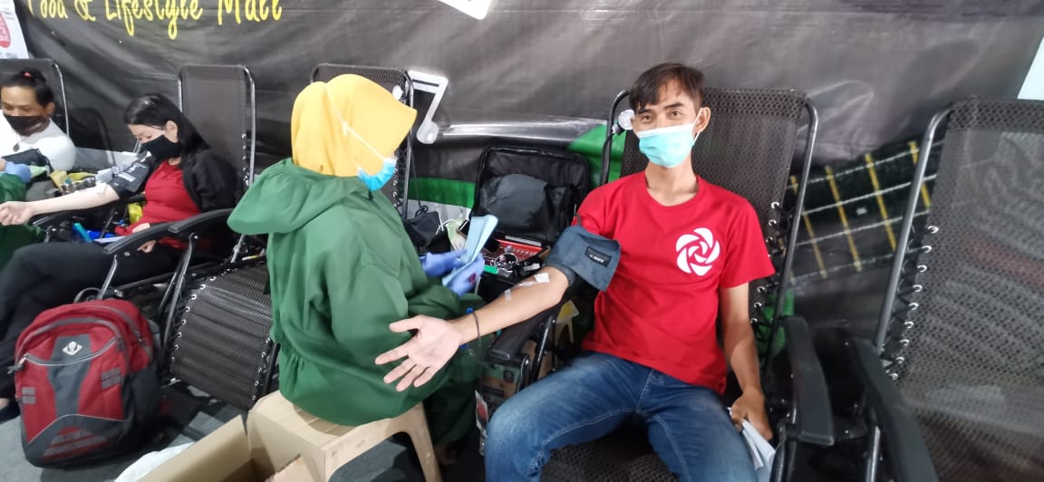 salah satu anggota PSI mendonorkan darah