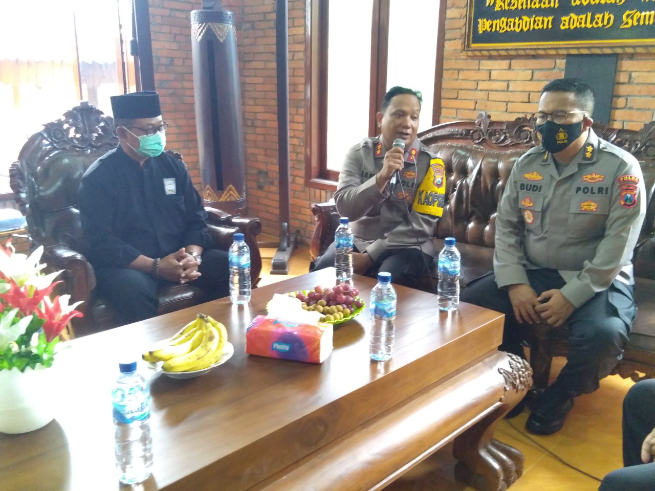 Kapolres Bojonegoro AKBP Eva Guna Pandia, SIK, MM, MH melakukan silaturahmi di Ponpes Al Rosyid. (Foto: San) 