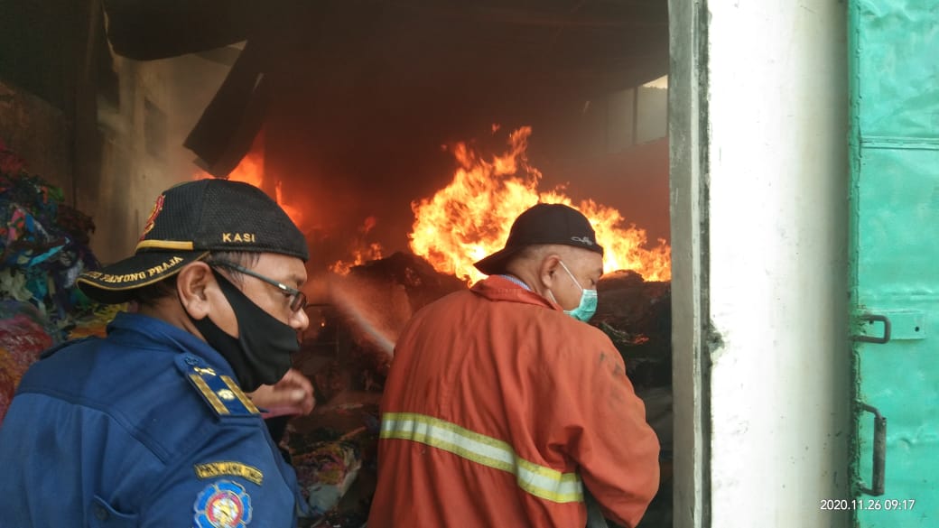 Petugas Damkar Polisi Pamong Praja Tulungagung saat melakukan pemadaman di lokasi kejadian. (Foto: noyo) 