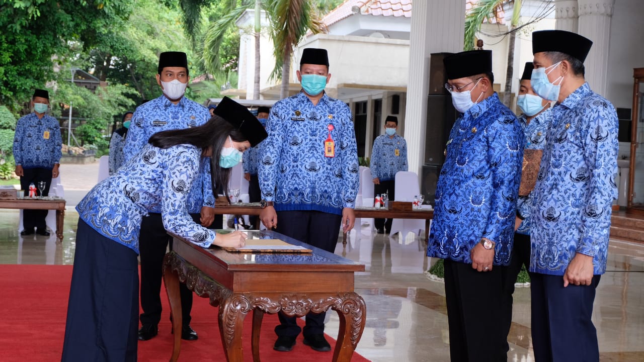 Penandatanganan sumpah dan janji ASN baru dihadapan PJ Bupati Sidoarjo. ( foto: khol/dy) 