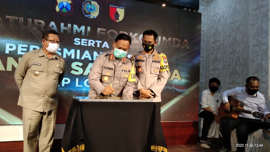 AKBP Eva Guna Pandia menandatangani prasasti peresmian Sanika Satyawada VIP Lounge. (Foto: noyo ) 
