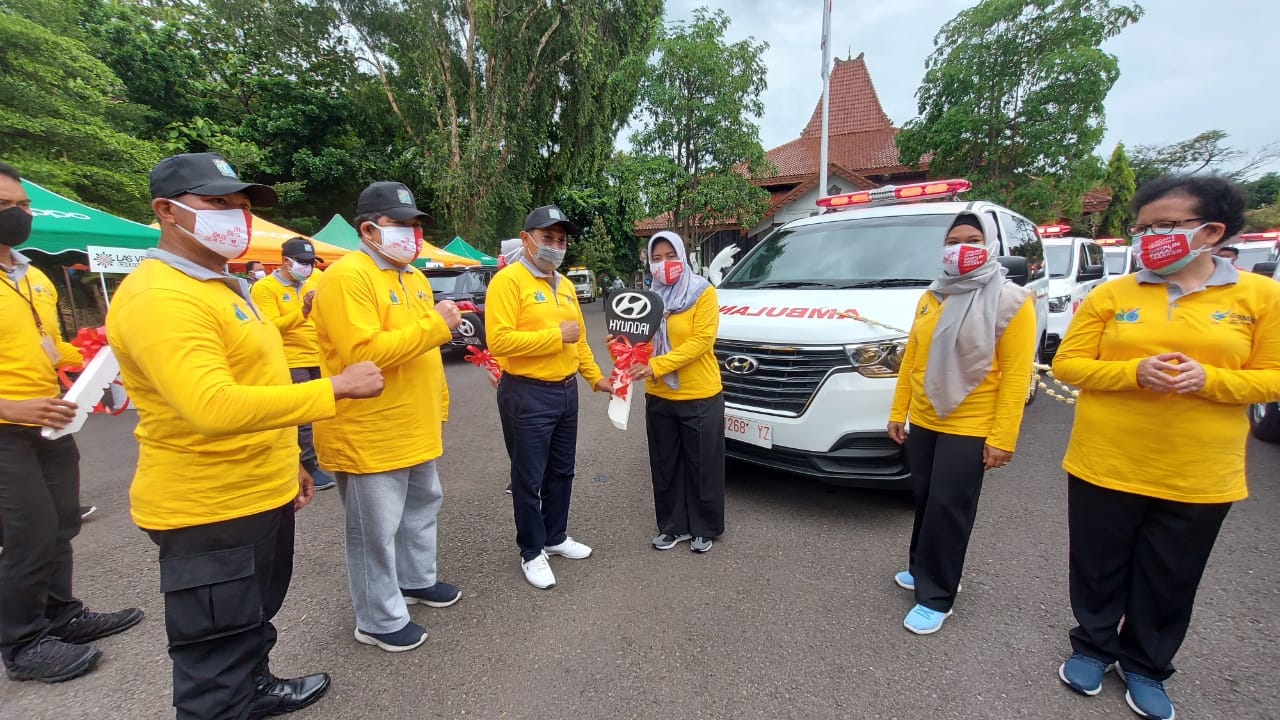 Pj Bupati Sidoarjo, Hudiyono memeberikan ambulance kepada petugas puskesmas