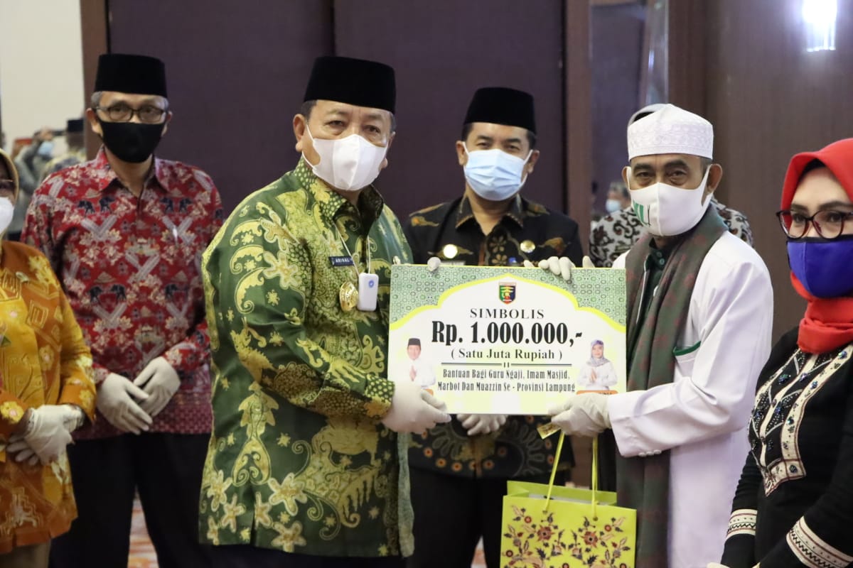 Gubernur Lampung Arinal Djunaidi memberikan bantuan uang tunai kepada 640 guru ngaji. (Foto: hen ) 