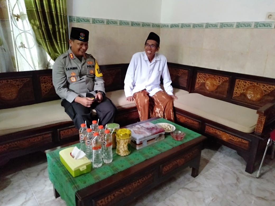 Kapolres Bojonegoro Ajun Komisaris Besar Polisi (AKBP) Eva Guna Pandia SIK MM MH saat silaturahmi dengan Pimpinan Pondok Pesantren At-Tanwir, KH Fu'ad Sahal Sholeh. (Foto: ndo ) 