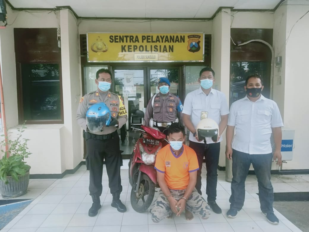Risyam Dwi Saputro (27), warga Jalan Mulyorejo Tengah Surabaya berhasil diamankan Polsek Sukolilo. Pelaku merupakan spesialis pencuri helm. (Foto: jem ) 