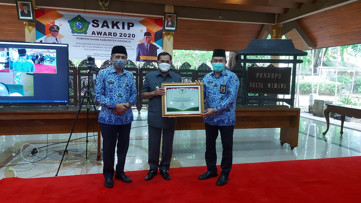 Tim evaluasi SAKIP menyerahkan hasil evaluasi kinerja OPD kepada Pj. Bupati Sidoarjo di Pendopo Delta Nugraha, Senin ( 30/11/20 ). ( foto: khol/dy ) 