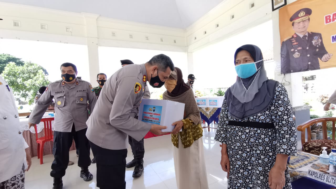 Kapolres Blitar Kota AKBP Leonard M. Sinambela, S.H., S.I.K., M.H memberikan paket sembako kepada masyarakat yang kurang mampu di Kantor Kel. Bendo Kec. Kepanjenkidul Kota Blitar, Selasa (1/12/20). (Foto: humas Polres Blitar Kota / jem) 