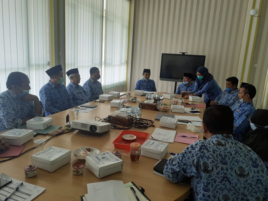 Bertempat di Aula Dinas Cipta Karya Wakil Bupati Bojonegoro Drs Budi Irawanto M.Pd menggelar Rakor terbatas terkait Rencana Pembangunan Objek Wisata di Kabupaten Bojonegoro, Senin (30/11/2020). ( foto: San ) 