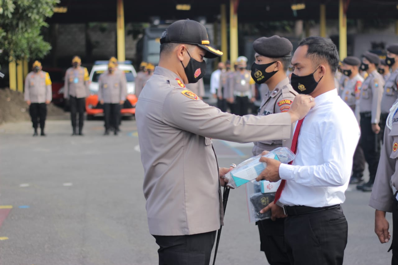 Kapolres Blitar Kota AKBP Leonardi M. Sinambela S.H.S IK MH memberikan ADP secara simbolis kepada personel Polres Blitar. ( foto: yon ) 