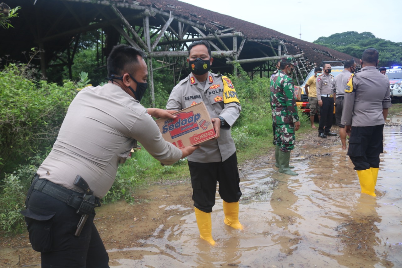 Segenap personel Polres Bojonegoro terjun langsung memberikan bantuan sembako kepada masyarakat terdampak banjir. ( foto: San ) 
