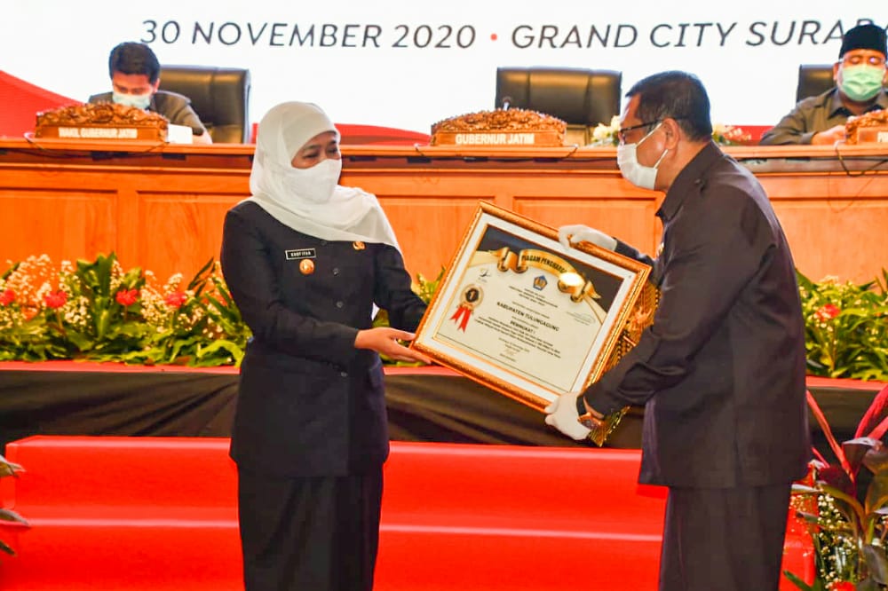 Bupati Tulungagung Maryoto Birowo mendapatkan penghargaan dari Gubernur Jawa Timur, Khofifah Indar Parawansa di Grand City Convex, Surabaya, Senin (30/11/20). (Foto: noyo) 