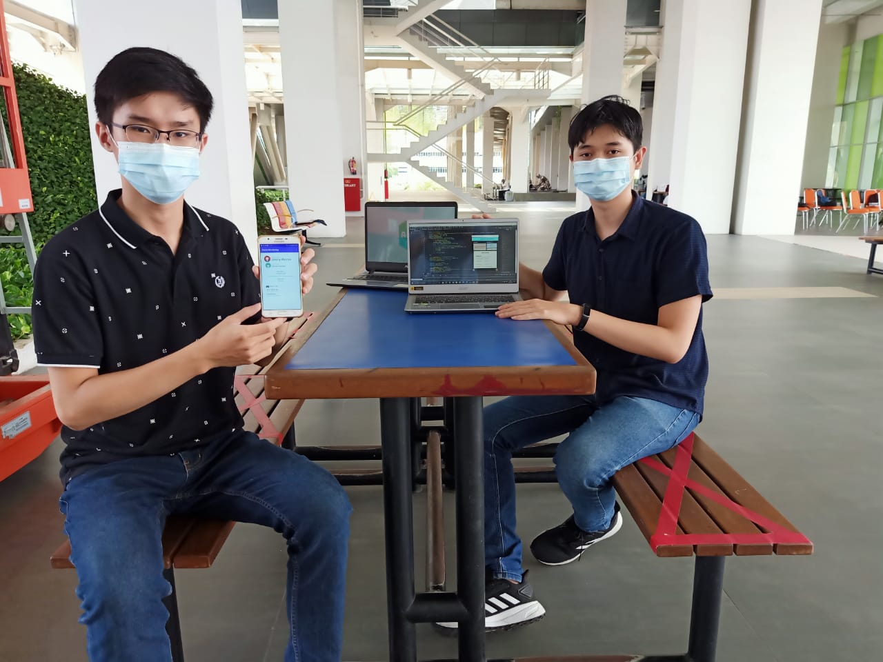 Mahasiswa UK Petra saat menunjukan Aplication Monitoring System (AMS). 