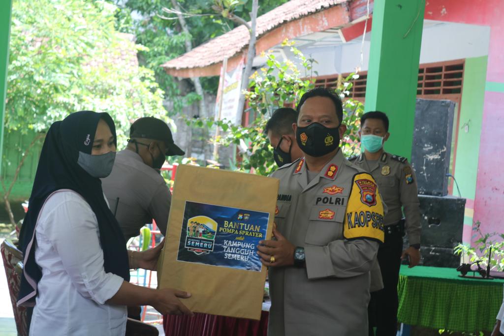 Penandatanganan ikrar kamtibmas dan ucap sumpah yang dilakukan oleh Kapolres Bojonegoro dengan perwakilan peserta. ( foto: San) 
